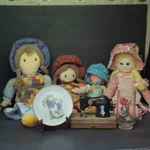 vintage Holly Hobbie dolls, plate, sewing machine and glass